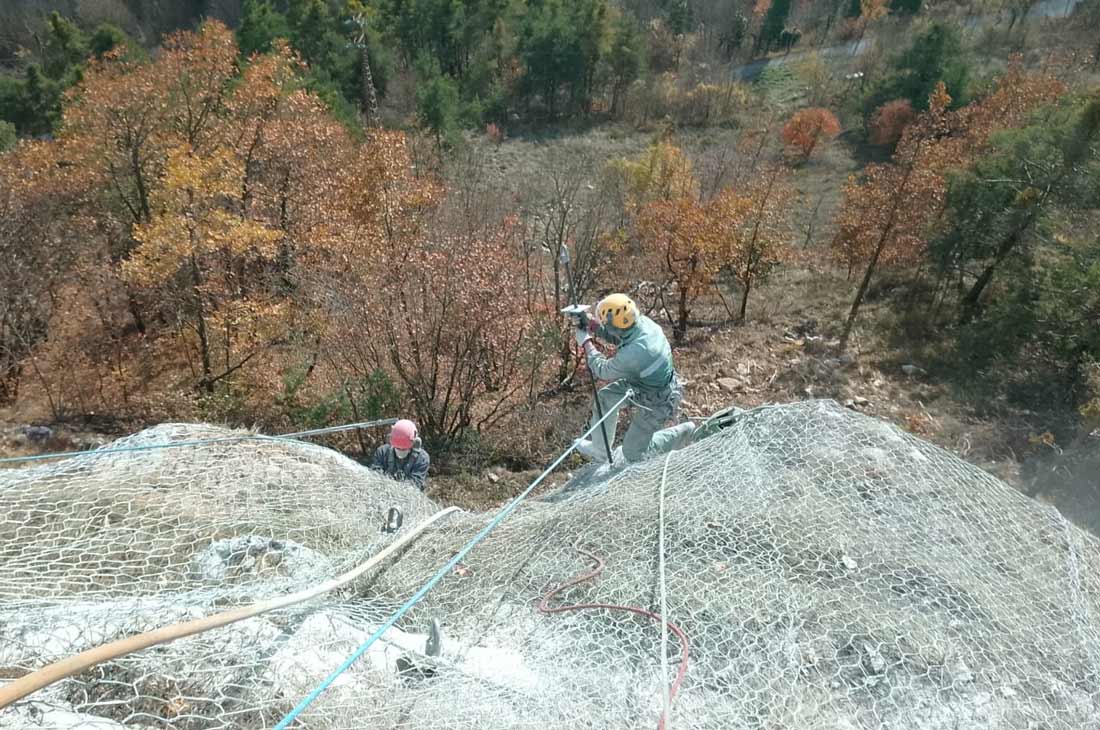 Consolidamento parete rocciosa con reti metalliche e chiodature - cantiere La Passatore Costruzioni